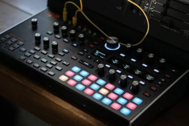 mini synth or desktop synthesizer ASM Hydra